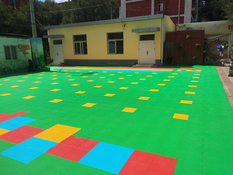 定制籃球場拼接地板室外網(wǎng)球場多色吸水地墊戶外防滑拼裝運(yùn)動地板生產(chǎn)廠家